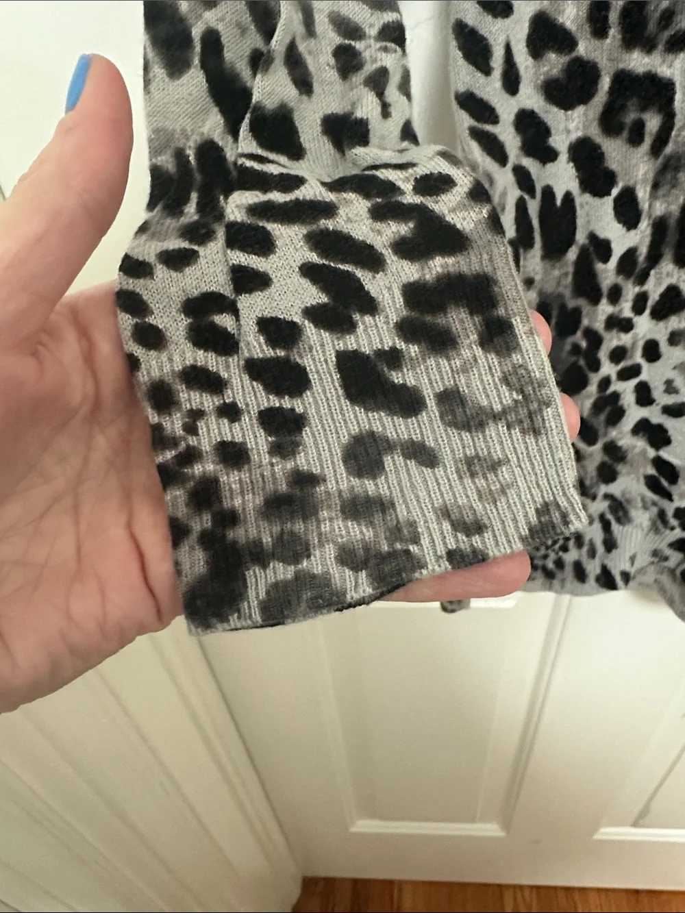 0249 Apt. 9 Gray and Black Leopard-Print V-Neck Sweater size small petite‎